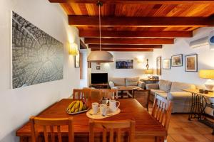 a living room with a table and a couch at Casa Rural La Era in Valverde