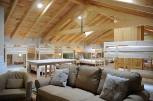 a living room with a couch and a table at El Albergue Rural in Mombeltrán
