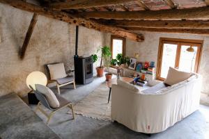a living room with a couch and chairs at Casa Comalats in Montoliu de Segarra