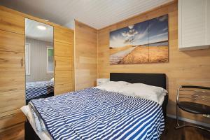 a bedroom with a bed and a painting on the wall at Ferienhaus 202 in Zadelsdorf