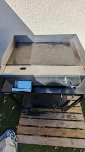 a grill sitting on top of some wooden pallets at Casa Neptune in Sausset-les-Pins