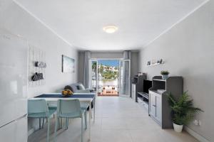 a kitchen and dining room with a table and chairs at Holiday Valley Blue Ocean B2 in Adeje