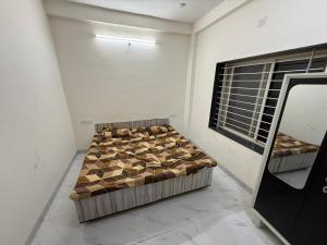a bedroom with a bed in the corner of a room at Nahta's Farm Villa in Simrol +2 photos