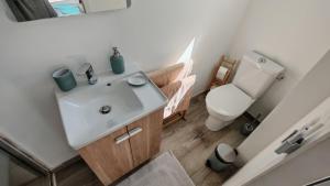 a bathroom with a sink and a toilet at Casa Neptune in Sausset-les-Pins
