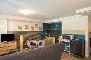 a living room with a couch and a table at Au Bretzel in Ostheim
