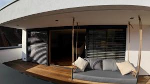 a couch on a porch swing in a room at Hangout in Neckartenzlingen