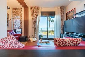a living room with a couch and a flat screen tv at Cambrils seaside luxury solarium in Montroig