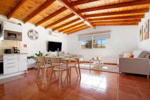 a kitchen and living room with a table and chairs at Casa Valentina in Tuineje