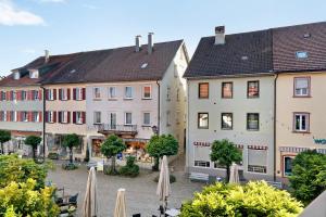 a group of buildings with umbrellas in a courtyard at 1 Zimmer-appartment Nr 21 in Wangen im Allgäu