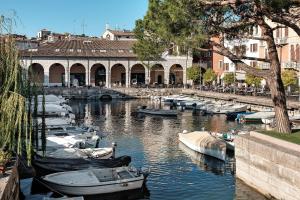 a group of boats are docked in a river at Il Vagabondo in Volta Mantovana