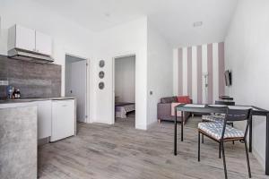 a kitchen and living room with a table and chairs at La Corte A2 in Antigua