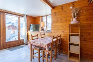 a dining room with a table and chairs and a window at L'Alpazen Jouve Studio Terrasse in Saint-Véran