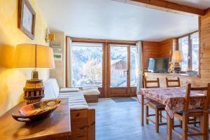 a living room with a table and a couch at L'Alpazen Jouve Studio Terrasse in Saint-Véran