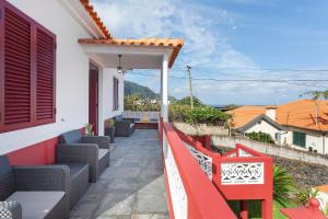 a balcony of a house with a red and white railing at Casa Da Avó Ferreirinha in Seixal