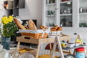 a basket of bread on a table in a kitchen at Quarto do Papagaio in Palmela +11 photos
