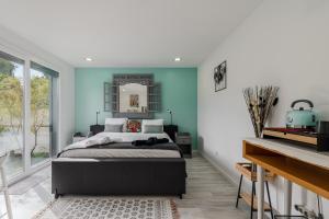 a bedroom with a bed and a mirror at Quarto do Papagaio in Palmela