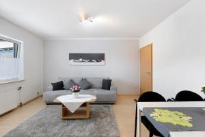 a living room with a couch and a table at Ferienwohnung Geiger in Volkertshausen
