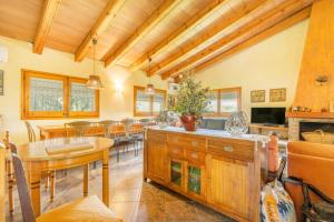 a kitchen and dining room with a table and chairs at Casa La Granja in Olvan