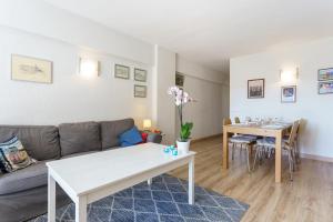 a living room with a couch and a table at Apartment Acapulco in Fuengirola