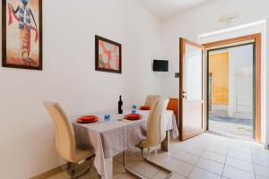 a dining room with a table and chairs at La casetta 462 in Torre San Giovanni Ugento