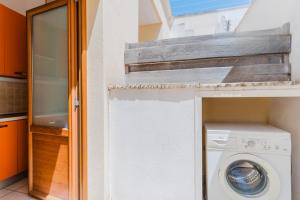 a laundry room with a washer and dryer at La casetta 462 in Torre San Giovanni Ugento