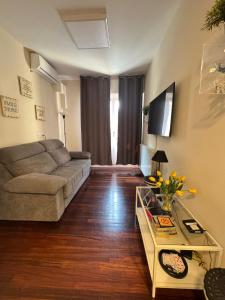 a living room with a couch and a table at Apartamento Villarias in Bilbao