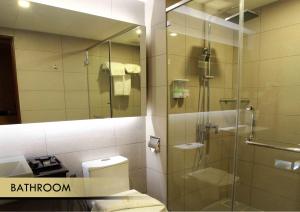 Bilik mandi di Symphony Suites Hotel