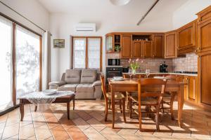 a kitchen and living room with a table and chairs at Su Suergiu in San Giovanni Suergiu