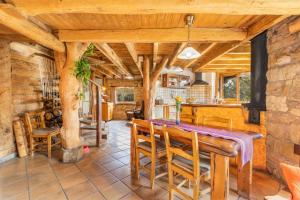 ein Esszimmer mit Tisch und Stühlen in der Unterkunft Cal Serrat in Abella de la Conca + 23 Fotos
