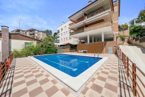 a swimming pool in front of a building at Apartamento Segur Calafell in Calafell