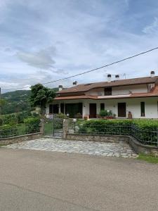 a house with a fence in front of it at Casa di Eli e Matte in Le Serucce