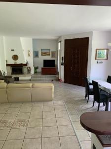 a living room with a couch and a table at Casa di Eli e Matte in Le Serucce