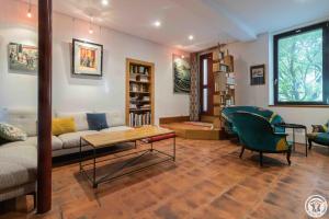a living room with a couch and a table at Chambre d'hôtes oyasumi in Muret