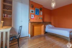 a bedroom with a bed and a desk and a chair at Chambre d'hôtes oyasumi in Muret +39 photos