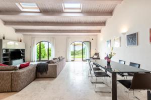 a living room with a table and a couch at Villa Aquila in Trequanda