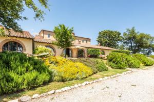 a house with a garden in front of it at Villa Aquila in Trequanda