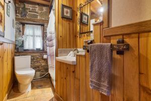 a bathroom with a toilet and a sink at Casa Rural Cornatel in Villavieja