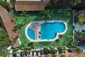 an overhead view of a swimming pool in a yard at Kampaoh Conil in Conil de la Frontera