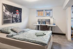 a bedroom with a bed and a desk in it at Gemütliche Unterkunft mit Terrasse in Quickborn