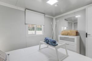 a white room with a bed and a table at Casa Hoya de Carta in Candelaria
