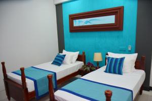 Llit o llits en una habitació de Meili Lanka City Hotel