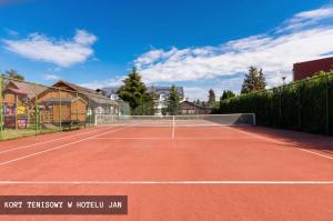 a tennis court in a house with a tennis court at Domki Kropla Bałtyku in Darłowo