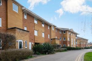 an empty street in front of a brick building at Stylish 2-Bed Manning Gardens in South Norwood