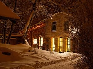 Ein Haus ist nachts mit Schnee bedeckt in der Unterkunft Behringhof in Leuenberg