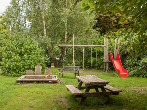 ein Park mit Picknicktisch und Spielplatz in der Unterkunft Behringhof in Leuenberg