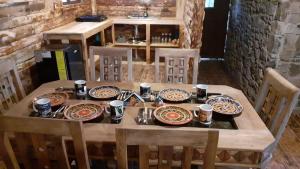 a wooden table with plates of food on it at cabañas cruz verde in Pinal de Amoles