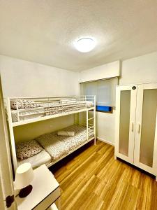 a small room with two bunk beds in it at Céntrico Apartamento en Benidorm in Benidorm