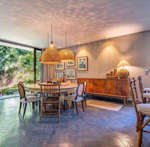 a dining room with a table and chairs at Exclusive Oásis by Lotta De Macedo Soares in Petrópolis