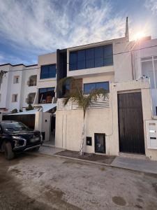 a black truck parked in front of a building at Appartement Luxe S2-900m-plage-Fibre-Smart TV-Parking privé in Nabeul