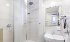a white bathroom with a sink and a shower at Villa Anna - Noclegi Rooms - FREE parking, taras, 1500m do Starówki in Gdańsk +33 photos
